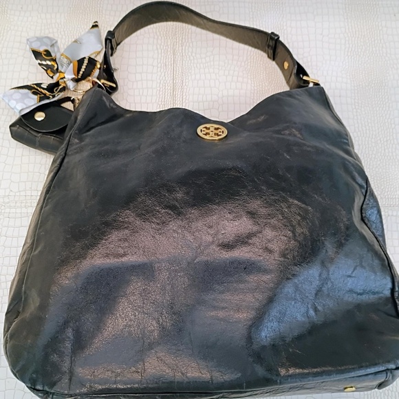 Rare Close to New Classic Torey Burch Large Shoulder Bag is crafted in Crinkled - Picture 2 of 16